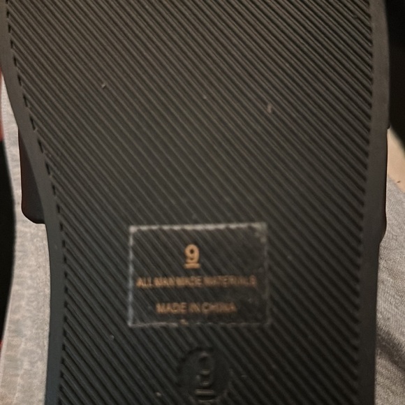 H2k black flip flop sandals. NEW - Picture 6 of 6